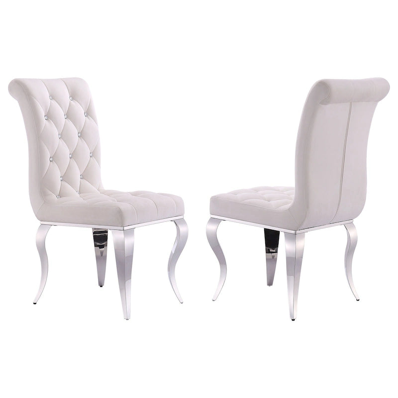 Chaises tapissées de velours avec dossier capitonné orné de cristaux et pieds cabriolets en métal miroir.