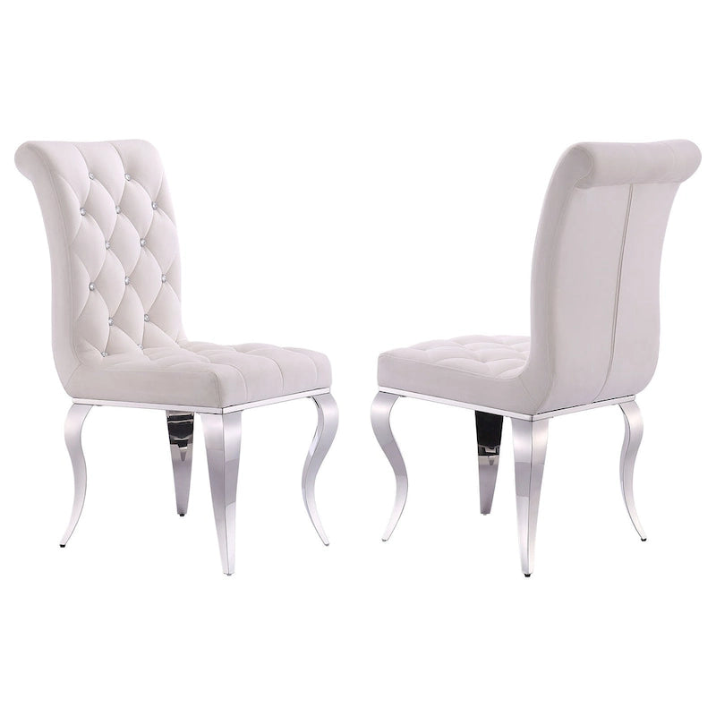 Chaises tapissées de velours avec dossier capitonné orné de cristaux et pieds cabriolets en métal miroir.