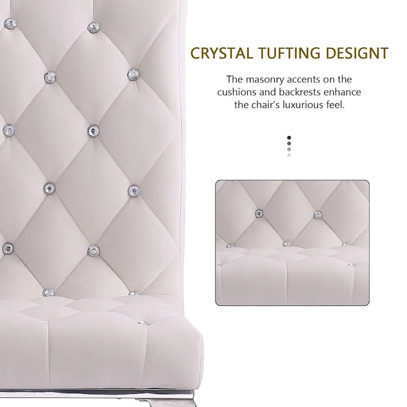 Chaises tapissées de velours avec dossier capitonné orné de cristaux et pieds cabriolets en métal miroir.