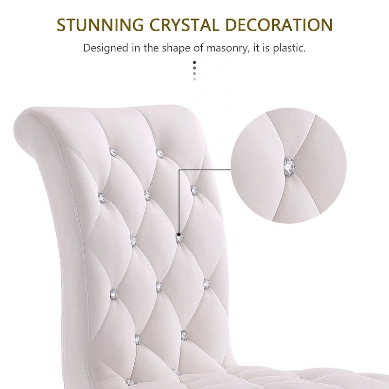 Chaises tapissées de velours avec dossier capitonné orné de cristaux et pieds cabriolets en métal miroir.