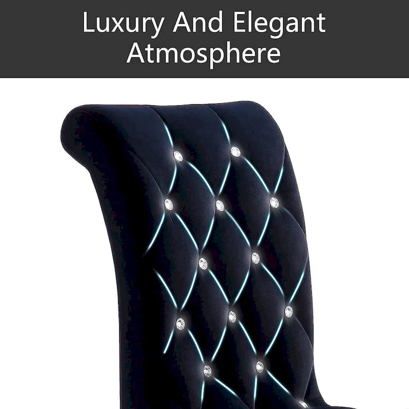 Chaises tapissées de velours avec dossier capitonné orné de cristaux et pieds cabriolets en métal miroir.