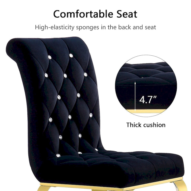 Chaises tapissées de velours avec dossier capitonné orné de cristaux et pieds cabriolets en métal miroir.