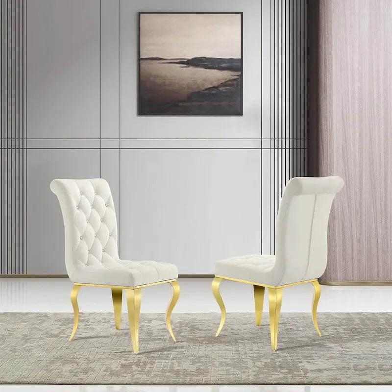 Chaises tapissées de velours avec dossier capitonné orné de cristaux et pieds cabriolets en métal miroir.
