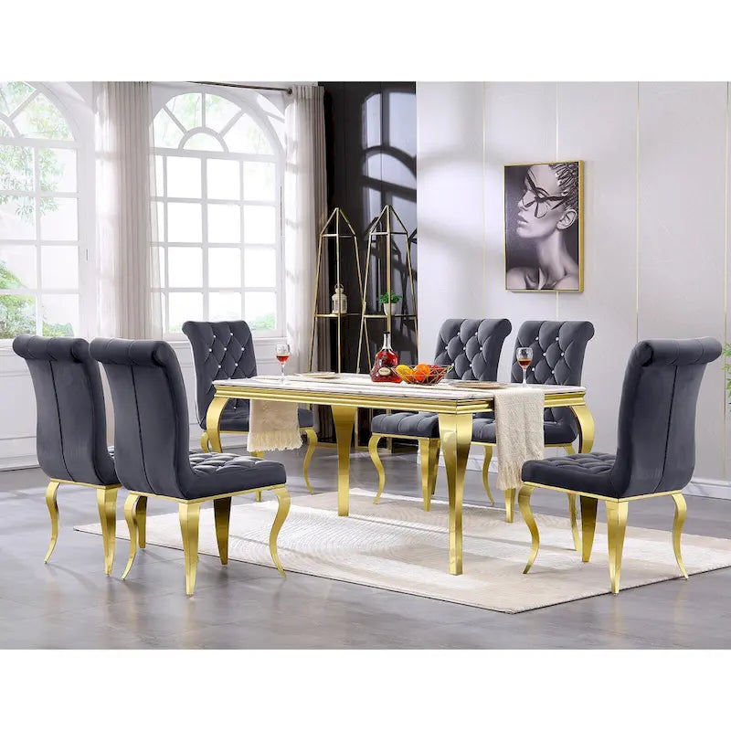 Chaises tapissées de velours avec dossier capitonné orné de cristaux et pieds cabriolets en métal miroir.