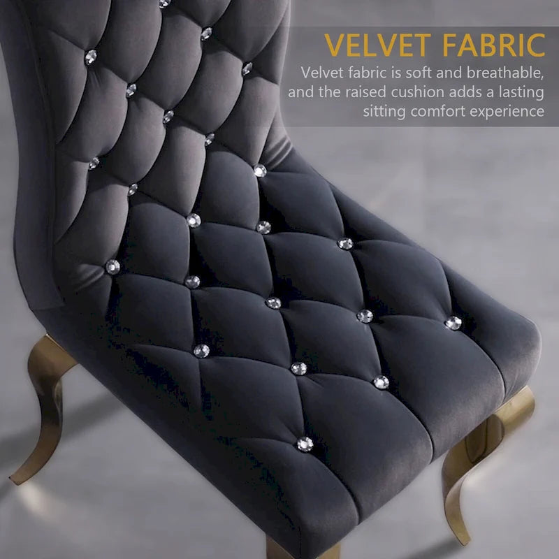 Chaises tapissées de velours avec dossier capitonné orné de cristaux et pieds cabriolets en métal miroir.