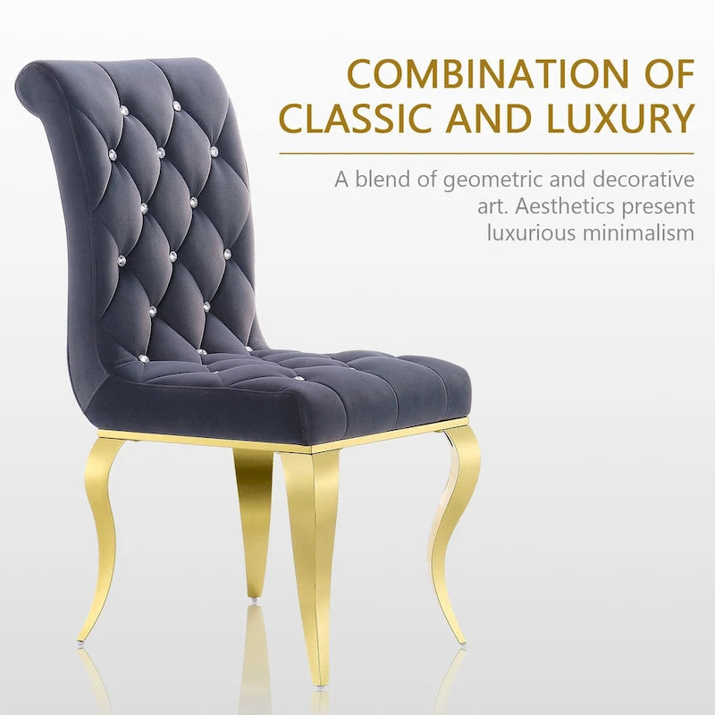 Chaises tapissées de velours avec dossier capitonné orné de cristaux et pieds cabriolets en métal miroir.