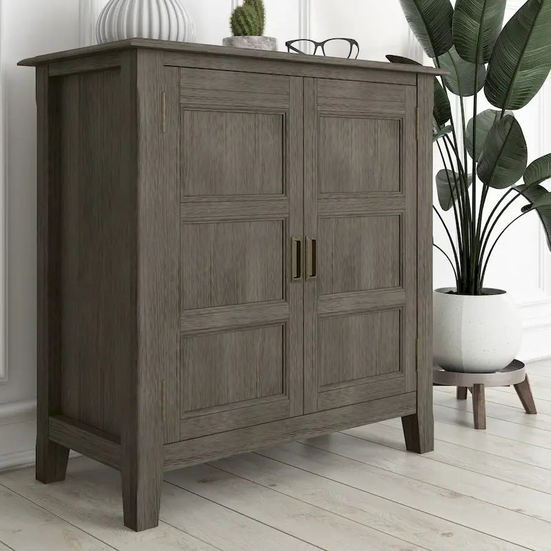 Meuble bas de rangement en bois massif de 76 cm de large de style transitionnel