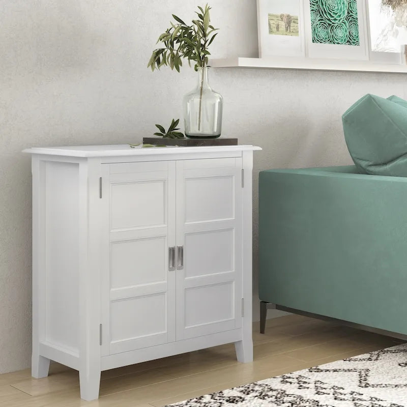 Meuble bas de rangement en bois massif de 76 cm de large de style transitionnel
