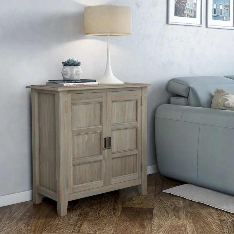 Meuble bas de rangement en bois massif de 76 cm de large de style transitionnel