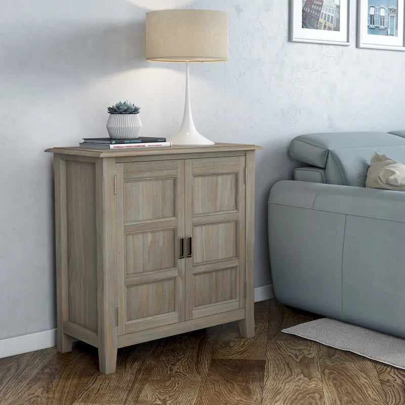 Meuble bas de rangement en bois massif de 76 cm de large de style transitionnel
