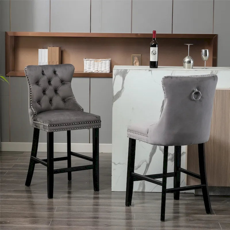 Tabourets de bar en velours, avec dossier capitonné de boutons, bordure cloutée et pieds en bois massif