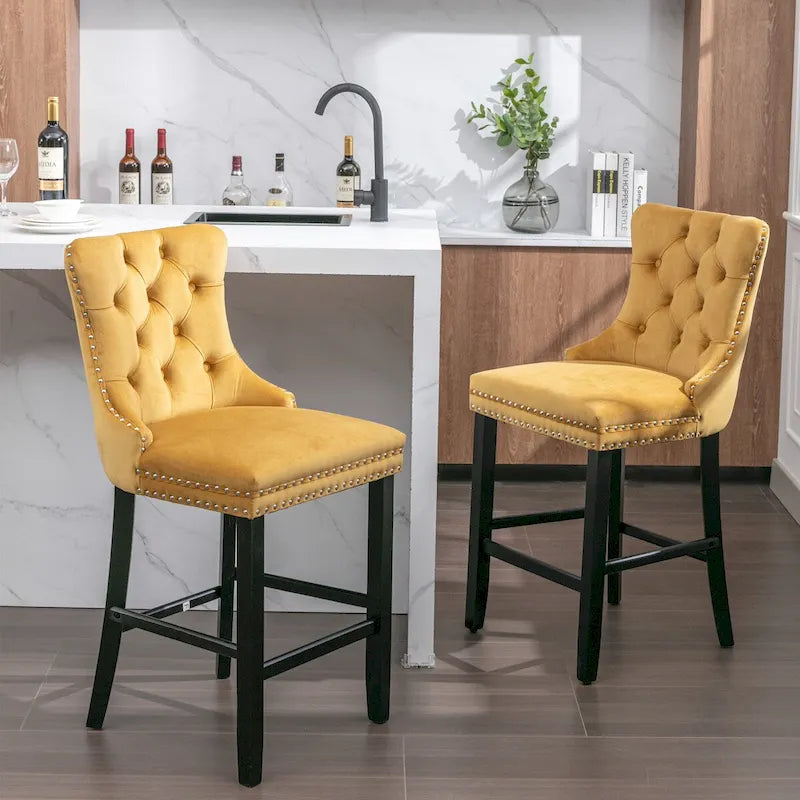 Tabourets de bar en velours, avec dossier capitonné de boutons, bordure cloutée et pieds en bois massif