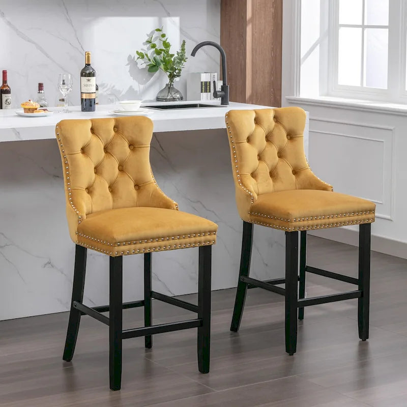 Tabourets de bar en velours, avec dossier capitonné de boutons, bordure cloutée et pieds en bois massif