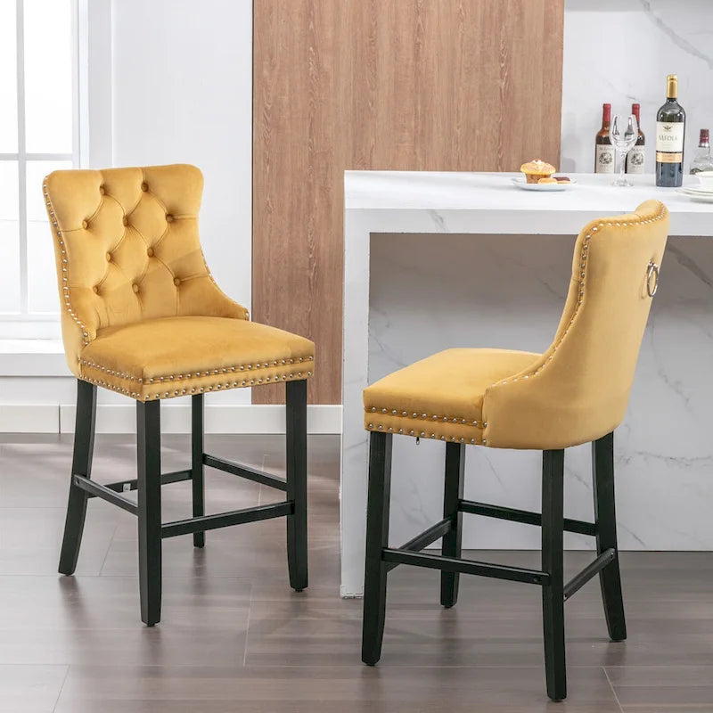 Tabourets de bar en velours, avec dossier capitonné de boutons, bordure cloutée et pieds en bois massif
